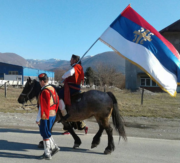 Милија Асановић у литији као преци, са коњем и у црногорском оделу: Данас је побрао овације, али недавно су му приредили ПАКОСТ у Васојевићима (ФОТО)